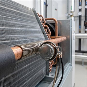 Termostato a pastiglia fan coil NA 27–35°C con flangia