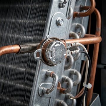 Termostato a pastiglia fan coil NA 27–35°C con flangia